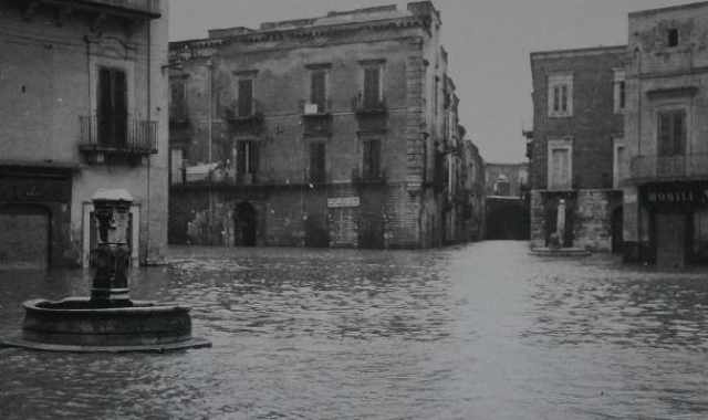Piazze sommerse, strade distrutte: la storia delle alluvioni che colpirono Bari negli anni 50